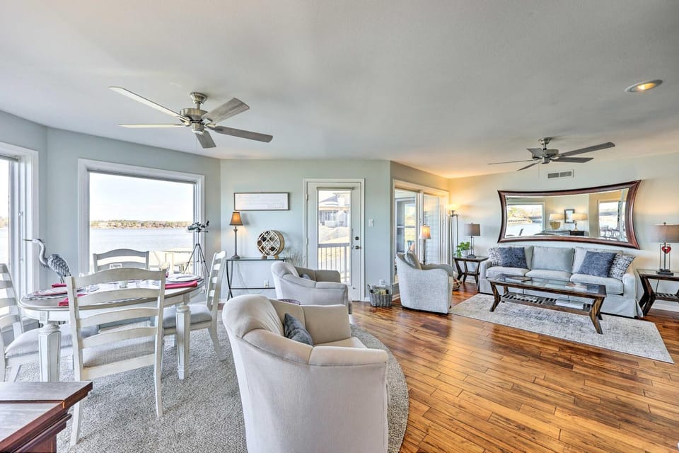 Waterfront Hot Springs Condo: Pool, Hot Tub Access House in Lake Hamilton