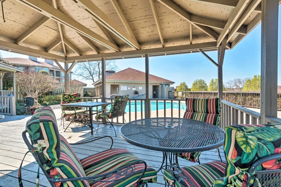 Waterfront Hot Springs Condo: Pool, Hot Tub Access House in Lake Hamilton