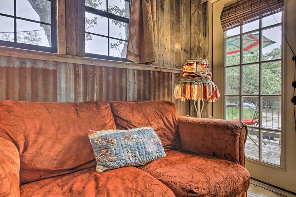 Snuggle Inn Wimberley Cabin w/ Fire Pit + Deck Cabin in Rio Grande