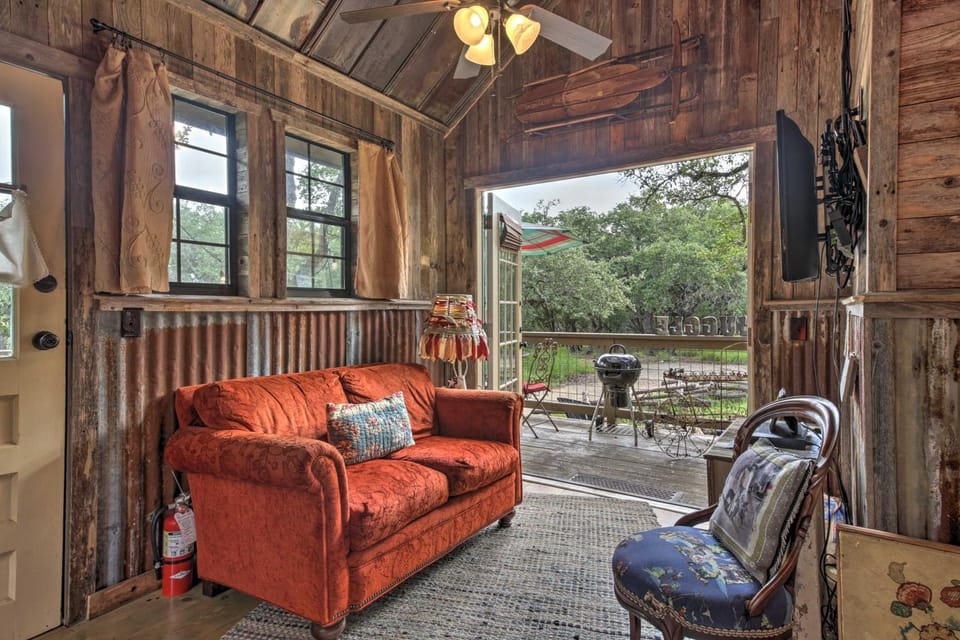 Snuggle Inn Wimberley Cabin w/ Fire Pit + Deck Cabin in Rio Grande