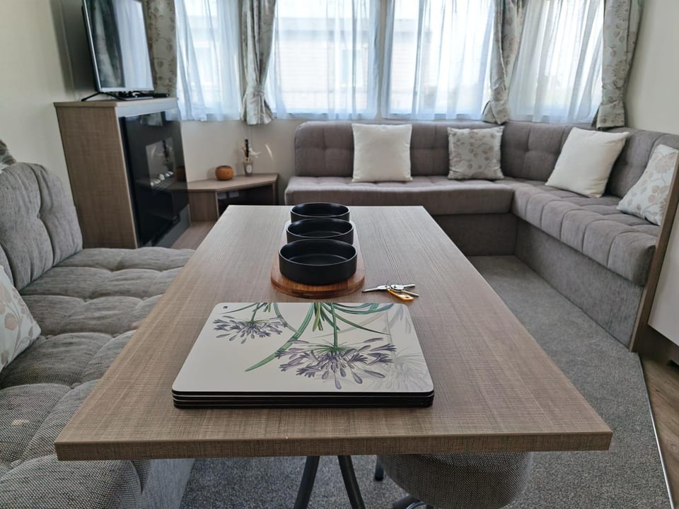 TV and multimedia, Living room, Seating area, Dining area