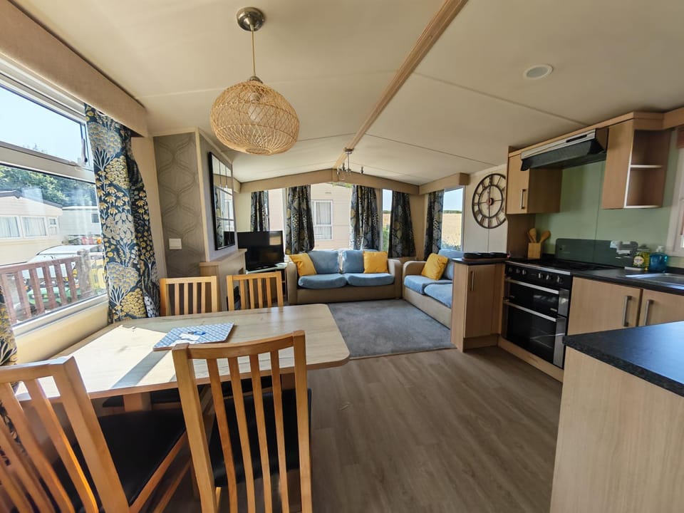 Kitchen or kitchenette, Living room, Dining area, minibar, stove
