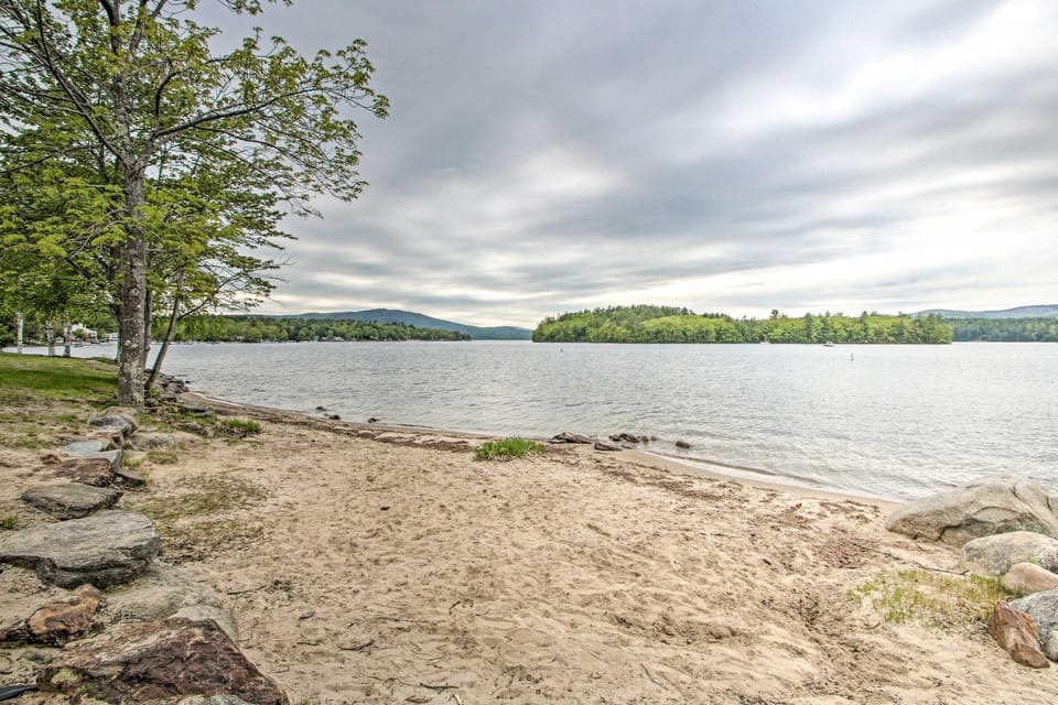 Newfound Lake Studio: BBQ, Fire Pit & Beach Access House in Newfound Lake