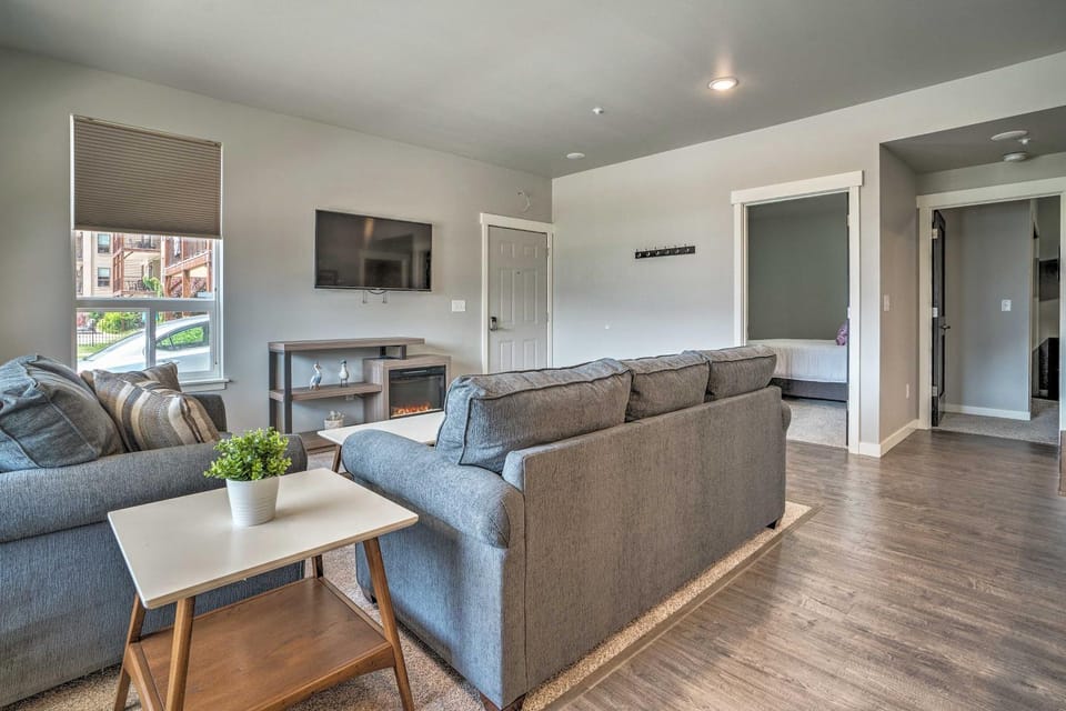 Lake Chelan Resort Condo Pool and Hot Tub Access! Apartment in Manson