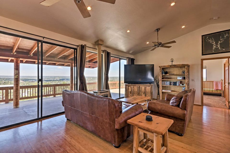 Overgaard Cabin w/ Pool Table & Incredible View Cabin in Heber-Overgaard
