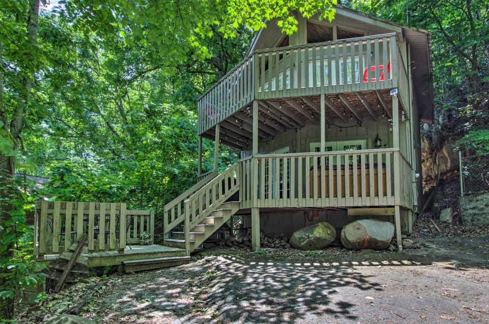 2 Mi to Town! Gatlinburg Chalet w/ Hot Tub House in Gatlinburg