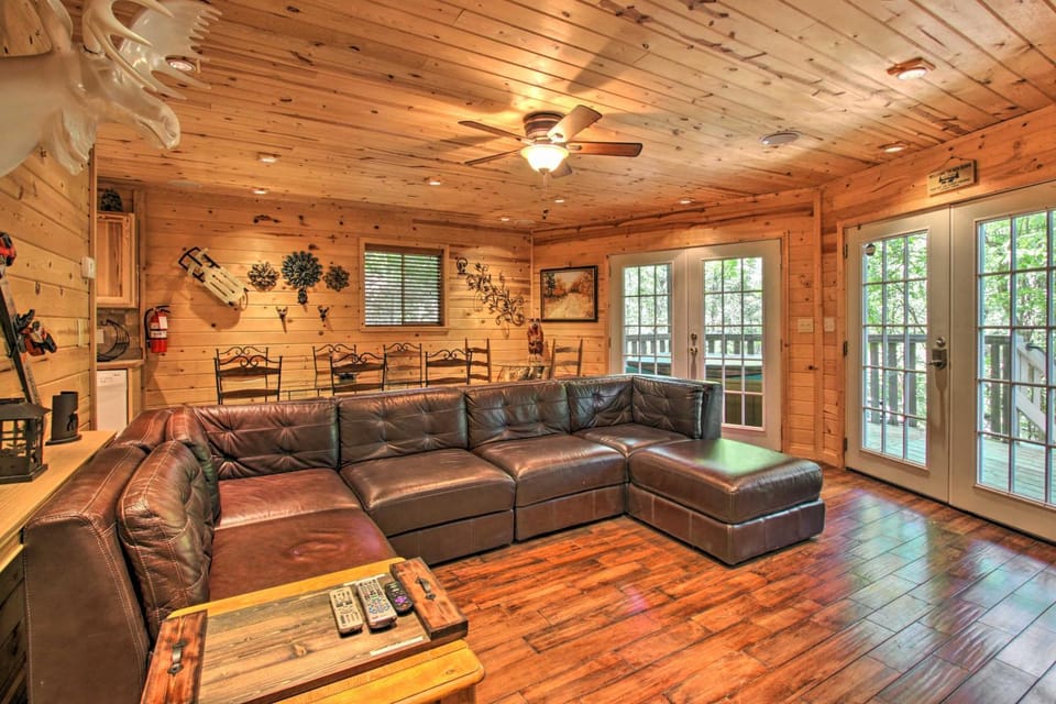 2 Mi to Town! Gatlinburg Chalet w/ Hot Tub House in Gatlinburg