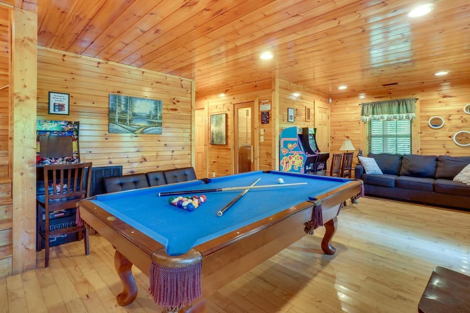 Secluded Smoky Mountain Cabin w/ Theater & Hot Tub Cabin in Sevier County