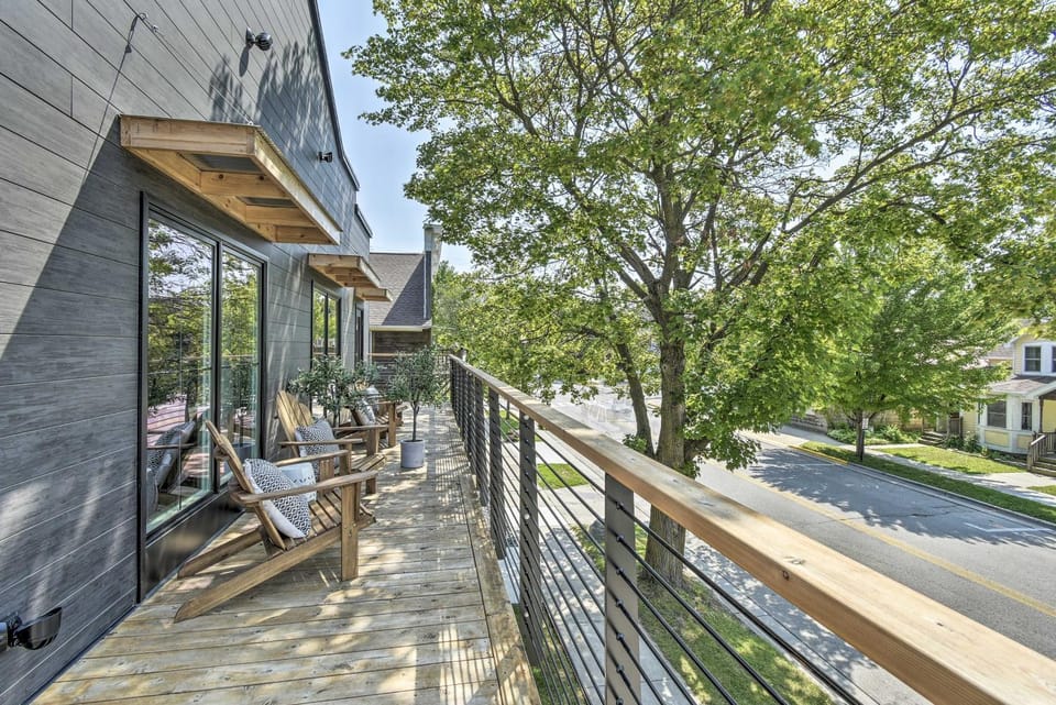 Modern Townhome w/ Deck - 1/2 Mi to Elkhart Lake! House in Elkhart Lake
