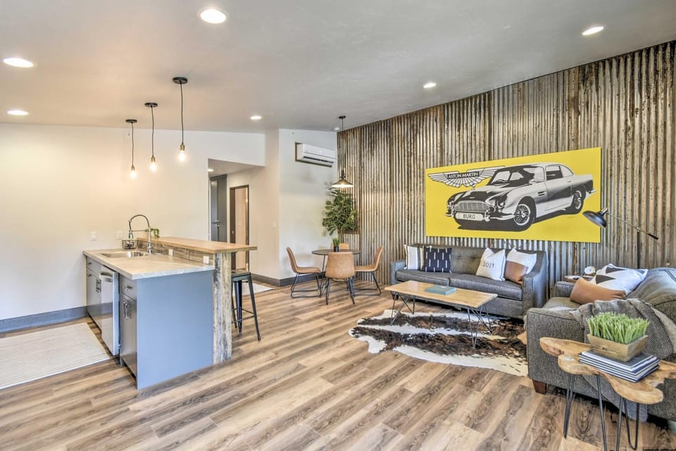 Modern Townhome w/ Deck - 1/2 Mi to Elkhart Lake! House in Elkhart Lake