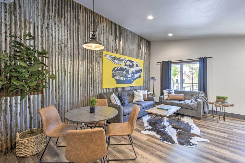 Modern Townhome w/ Deck - 1/2 Mi to Elkhart Lake! House in Elkhart Lake