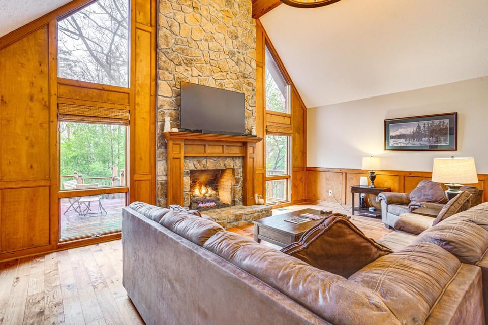 Dahlonega House w/ Hot Tub & Outdoor Fireplace House in Dahlonega