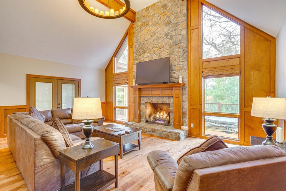 Dahlonega House w/ Hot Tub & Outdoor Fireplace House in Dahlonega
