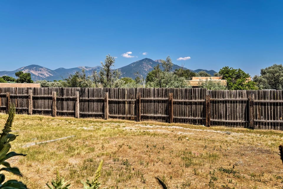 Chic Studio w/ Grill - 25 Mins to Taos Ski Valley! Apartment in New Mexico