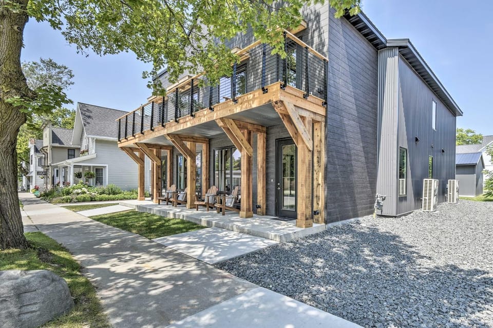 Elkhart Lake Townhome, Mins to Road America! House in Elkhart Lake