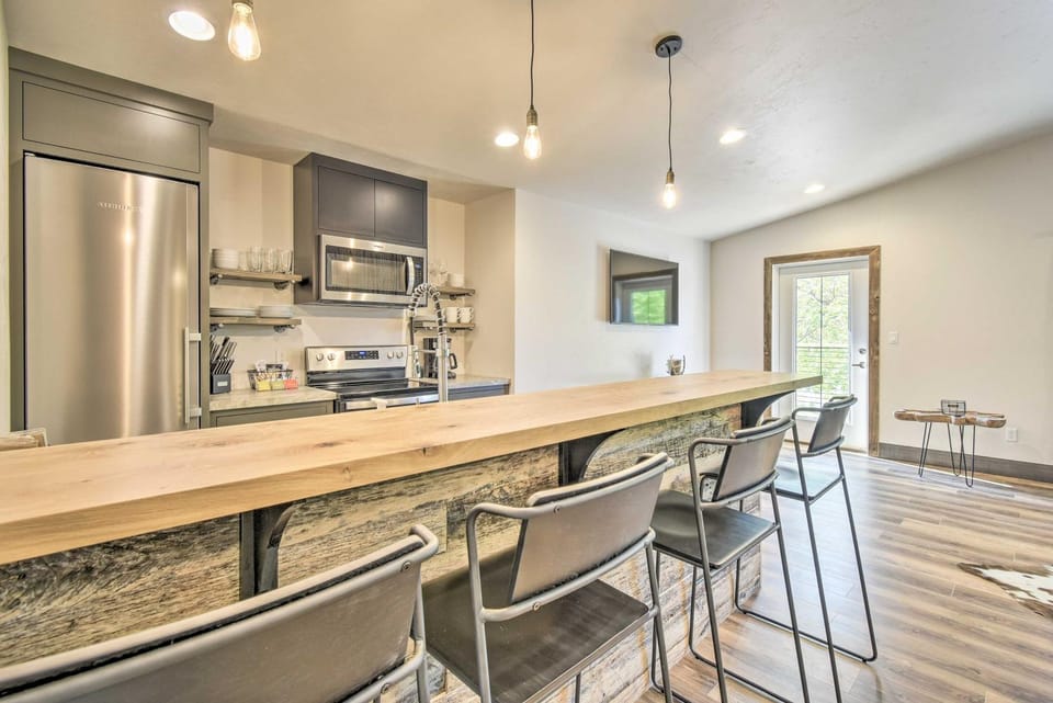 Elkhart Lake Townhome, Mins to Road America! House in Elkhart Lake