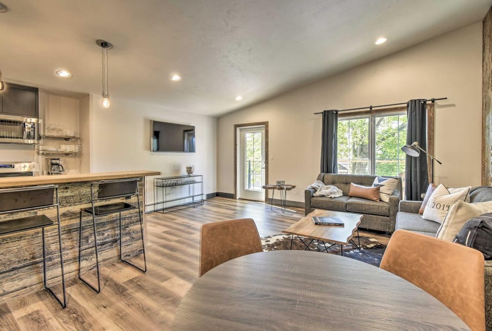 Elkhart Lake Townhome, Mins to Road America! House in Elkhart Lake