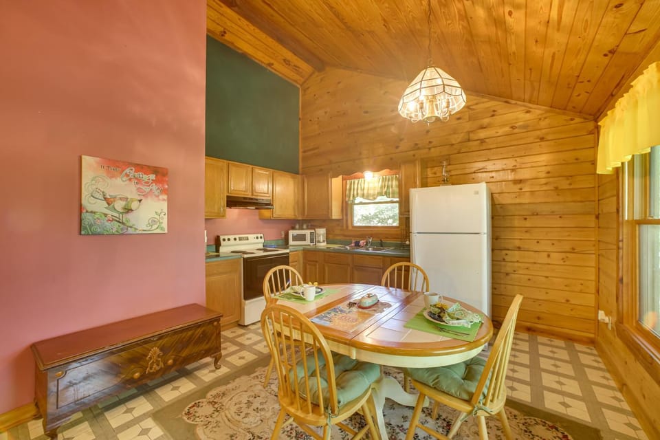 Eureka Springs Studio with Deck, Views and BBQ! Apartment in Eureka Springs