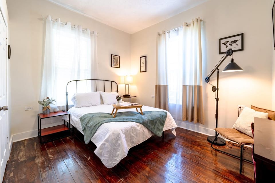 Walk to the Strand and Beach Updated Victorian Gem House in Texas City