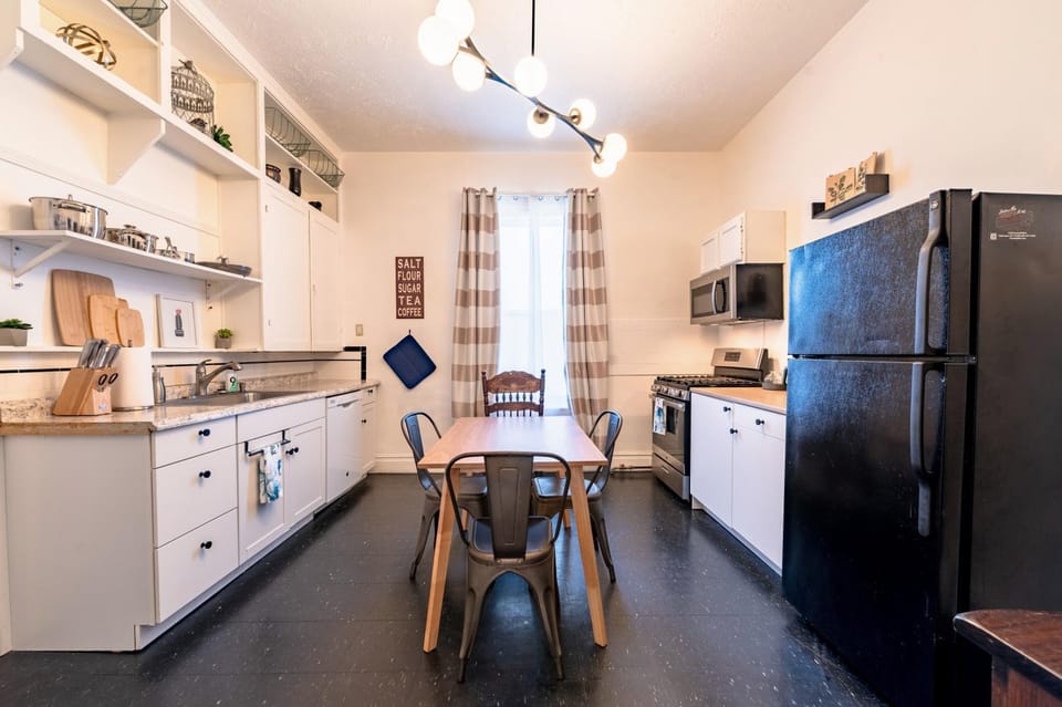 Walk to the Strand and Beach Updated Victorian Gem House in Texas City