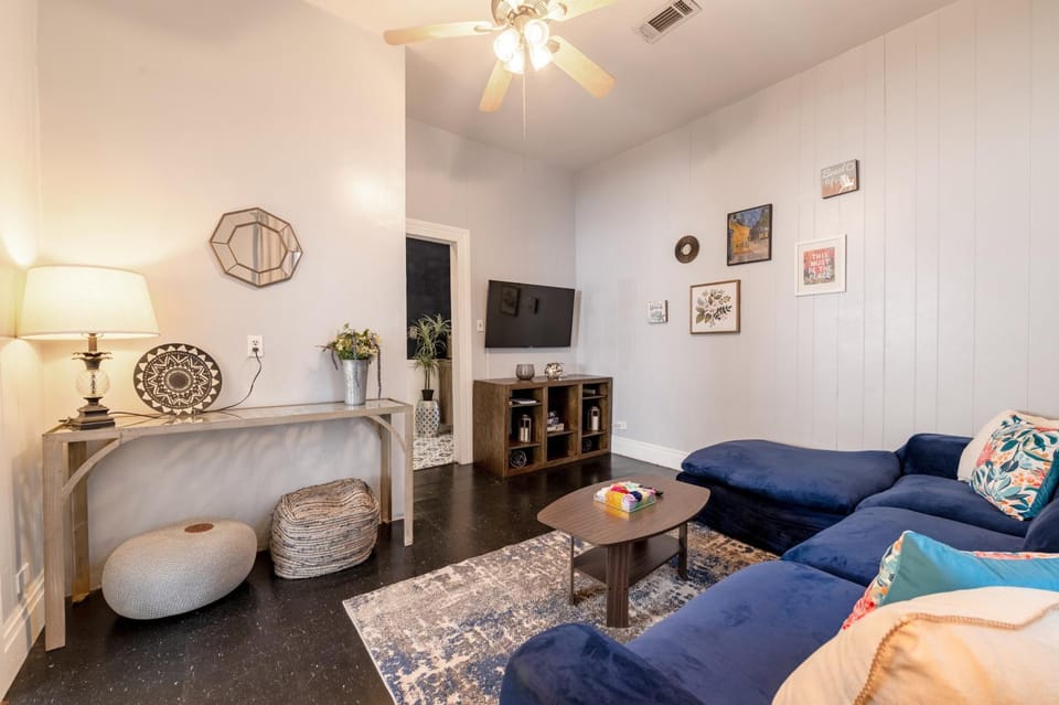 Walk to the Strand and Beach Updated Victorian Gem House in Texas City