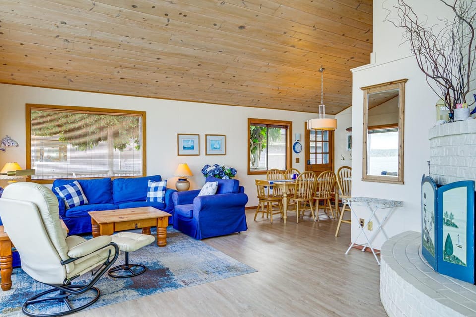 Beachfront Whidbey Island Home and Apartment! House in Bells Beach