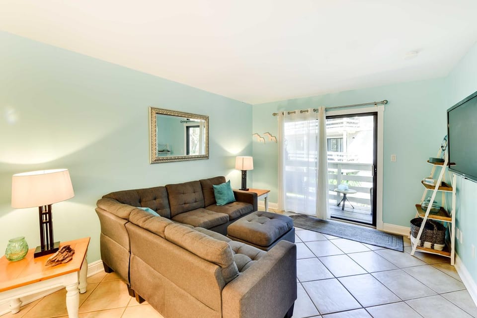 Pool Deck Access & Walk to Beach: Hilton Head Unit House in Hilton Head Island