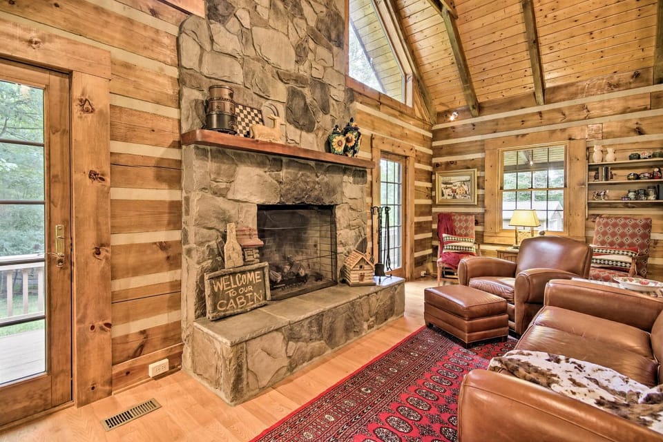 Creekside Berkeley Springs Cabin on 35 Acres! Cabin in Shenandoah Valley