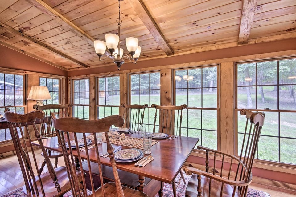 Creekside Berkeley Springs Cabin on 35 Acres! Cabin in Shenandoah Valley