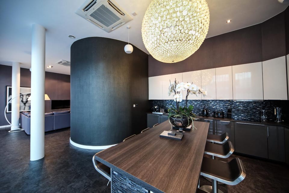 Kitchen or kitchenette, Seating area