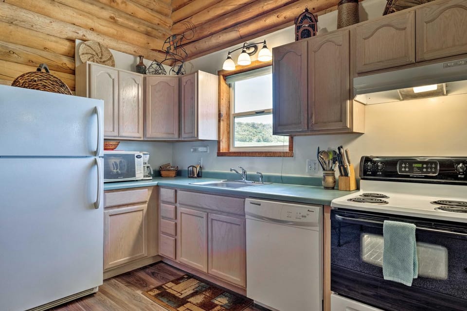 Pet-Friendly Moab Cabin w/ Mtn Views & BBQ! Cabin in Utah