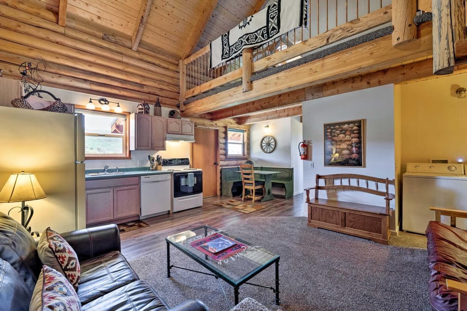 Pet-Friendly Moab Cabin w/ Mtn Views & BBQ! Cabin in Utah