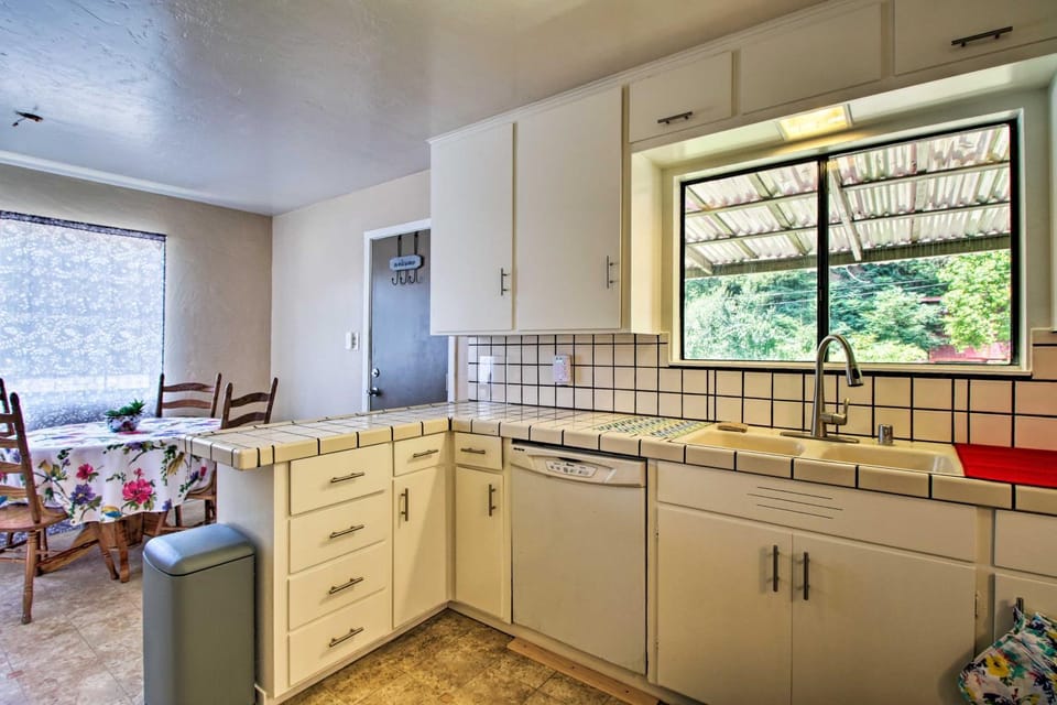 Guerneville Home - Walk to the Russian River! House in Guerneville