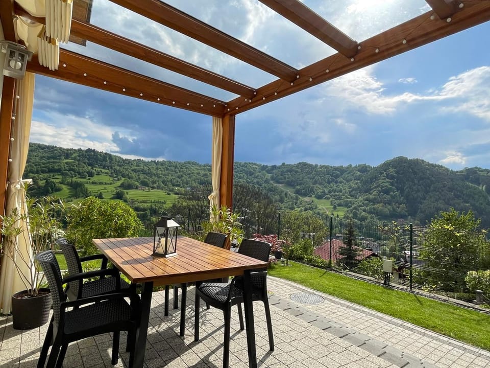 Balcony/Terrace, Mountain view