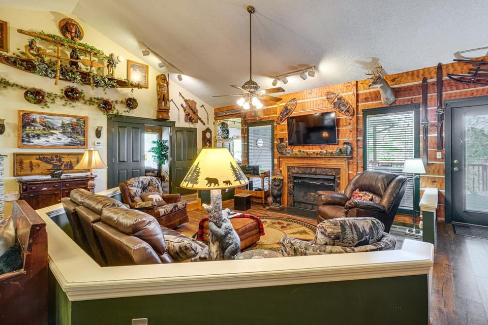 2 Mi to Gatlinburg Strip: Serene Cabin w/ Hot Tub! Cabin in Gatlinburg