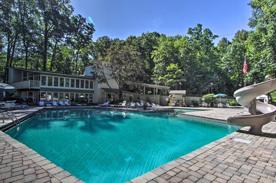 2 Mi to Gatlinburg Strip: Serene Cabin w/ Hot Tub! Cabin in Gatlinburg