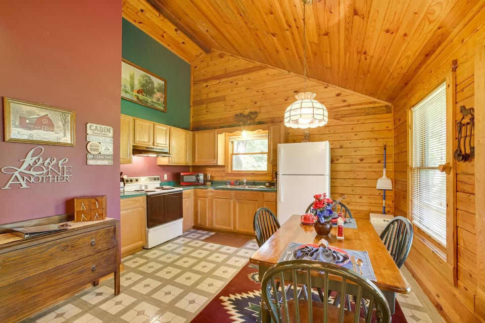 Secluded Studio with Deck about 8 Miles to Beaver Lake! House in Eureka Springs