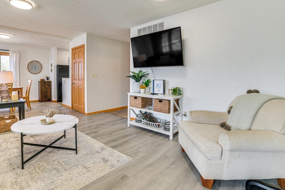 2 Living Areas! Cedar Home 11 Mi to Mt Holiday Ski House in Michigan