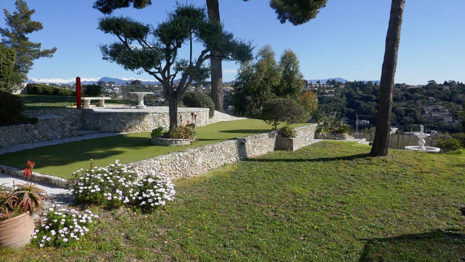 VILLA GRIMALDI 10 personnes House in Cagnes-sur-Mer