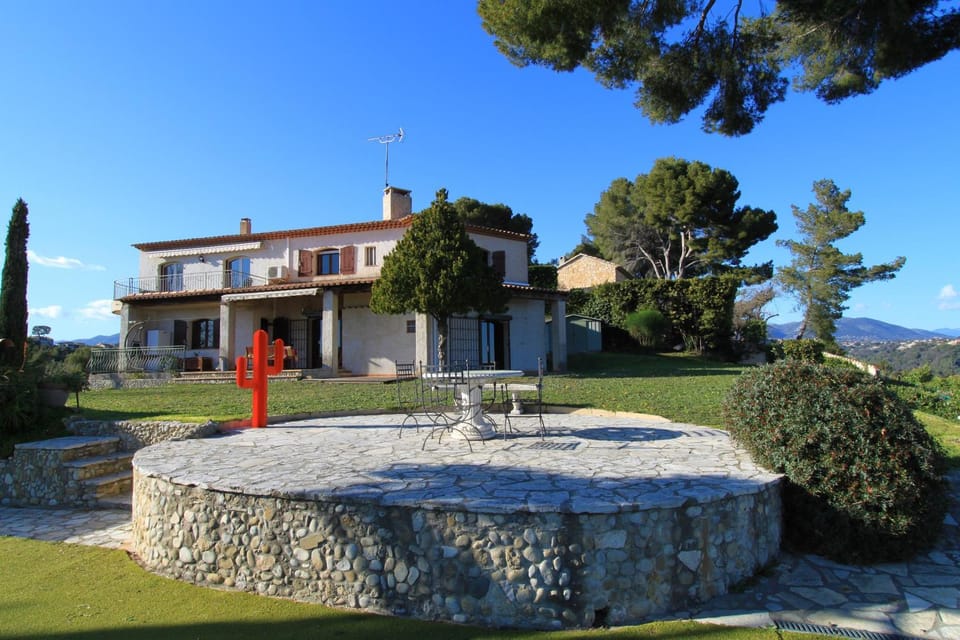 VILLA GRIMALDI 10 personnes House in Cagnes-sur-Mer