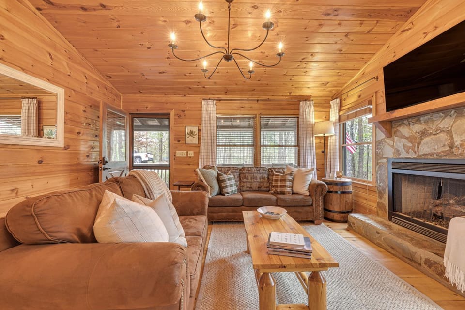 Cozy Cabin in Private Location w/ Hot Tub & Grill! Cabin in Georgia