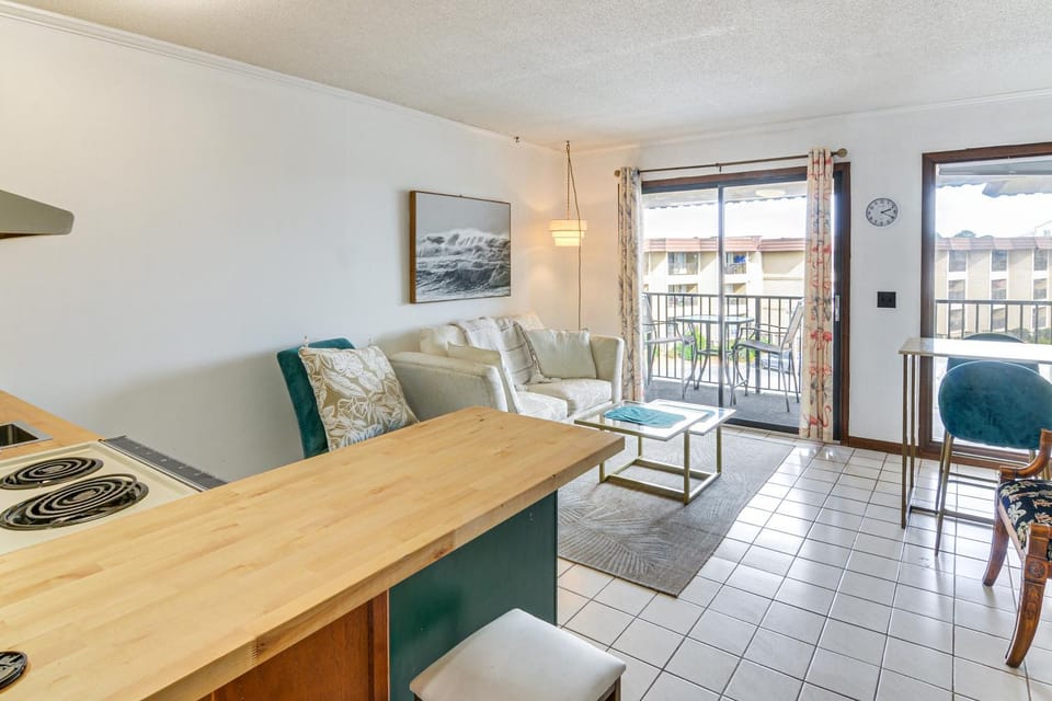 Pool, Spa & Dining: Beach Condo in Hilton Head! House in Hilton Head Island