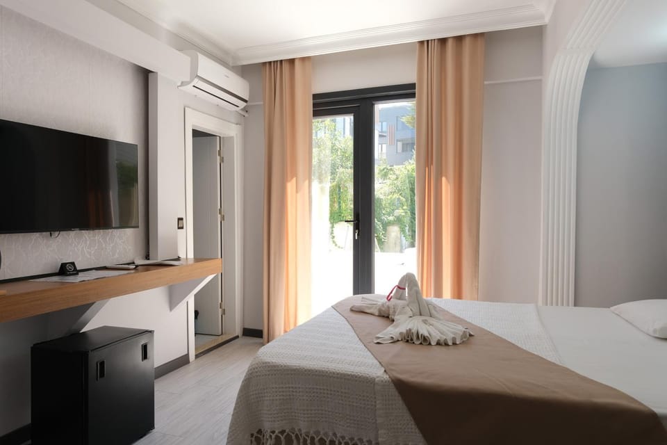 Bed, TV and multimedia, Bedroom, towels, air conditioner