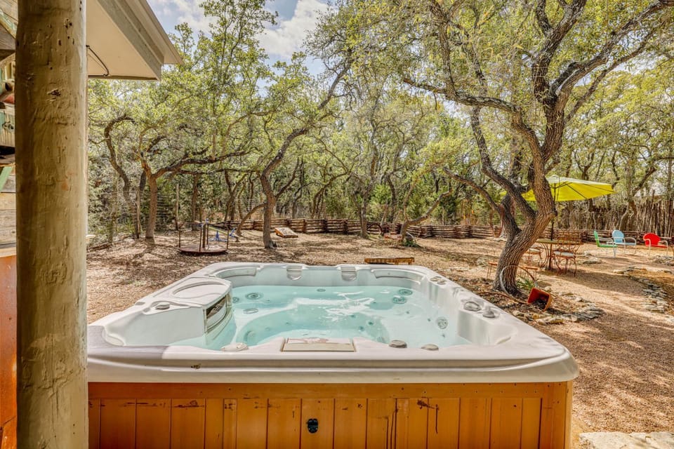 Hot Tub & Yard! 'Inn the Woods' Wimberley Cabin Cabin in Rio Grande