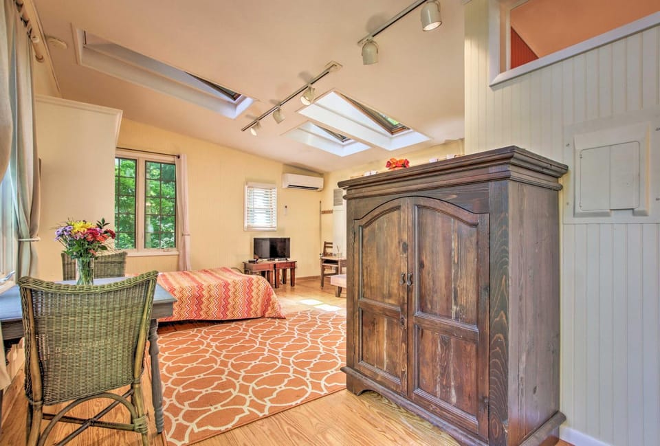 Quiet Saugatuck Studio w/ Patio - Walk to Dtwn! Apartment in Saugatuck
