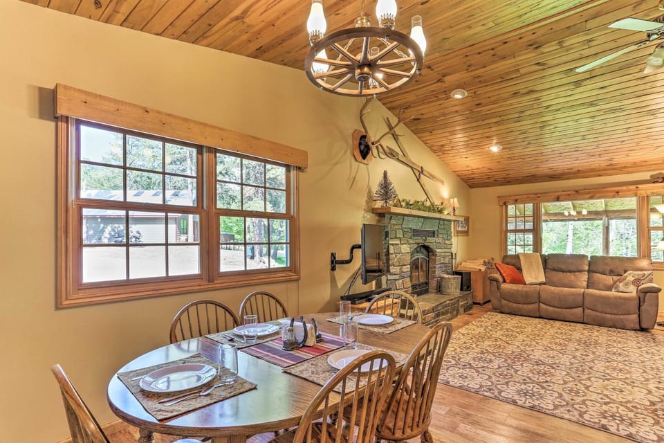Lead Cabin ~ 9 Mi to Deadwood: Hot Tub + Patio! Cabin in North Lawrence
