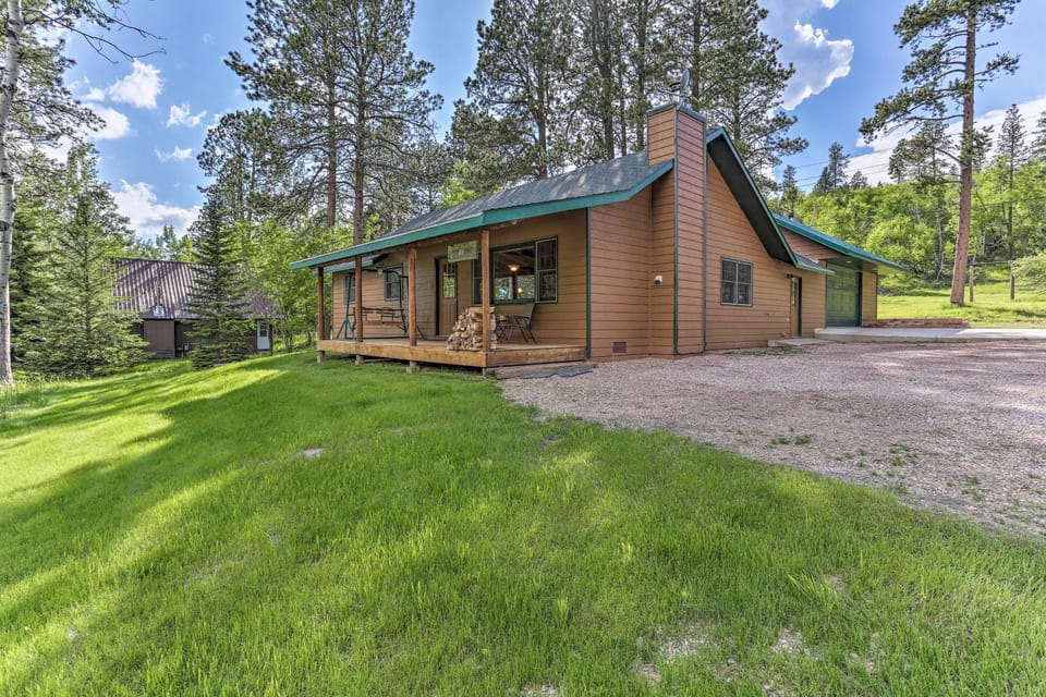 Lead Cabin ~ 9 Mi to Deadwood: Hot Tub + Patio! Cabin in North Lawrence