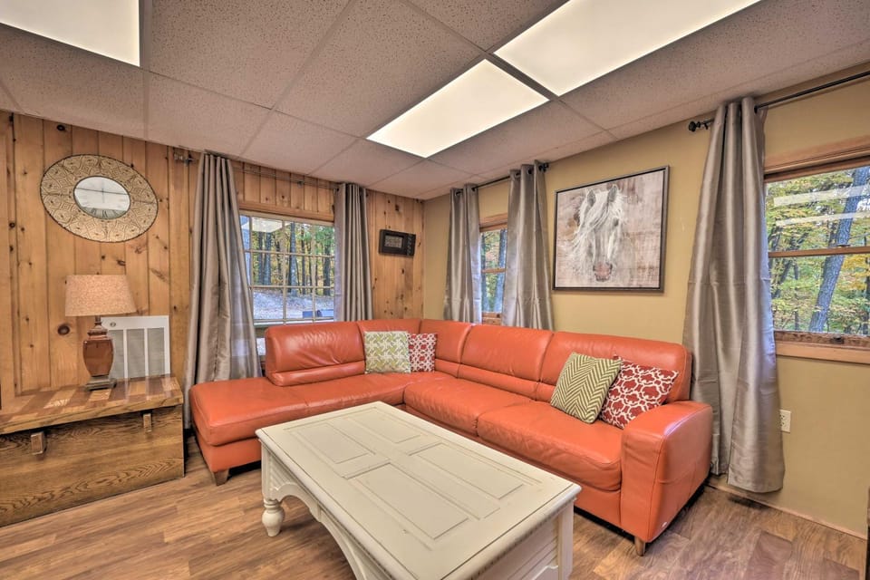 ‘John Wayne' Apartment - Deck, BBQ, Horses On-Site Apartment in Raystown Lake