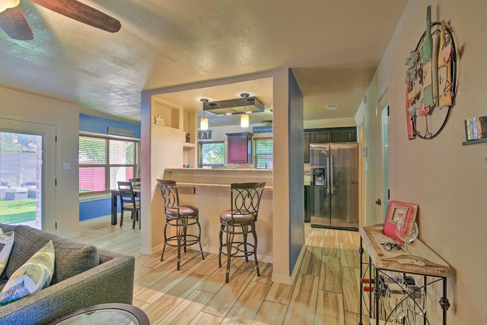 San Antonio Oasis w/ Hot Tub, Pool & Outdoor Bar! House in San Antonio