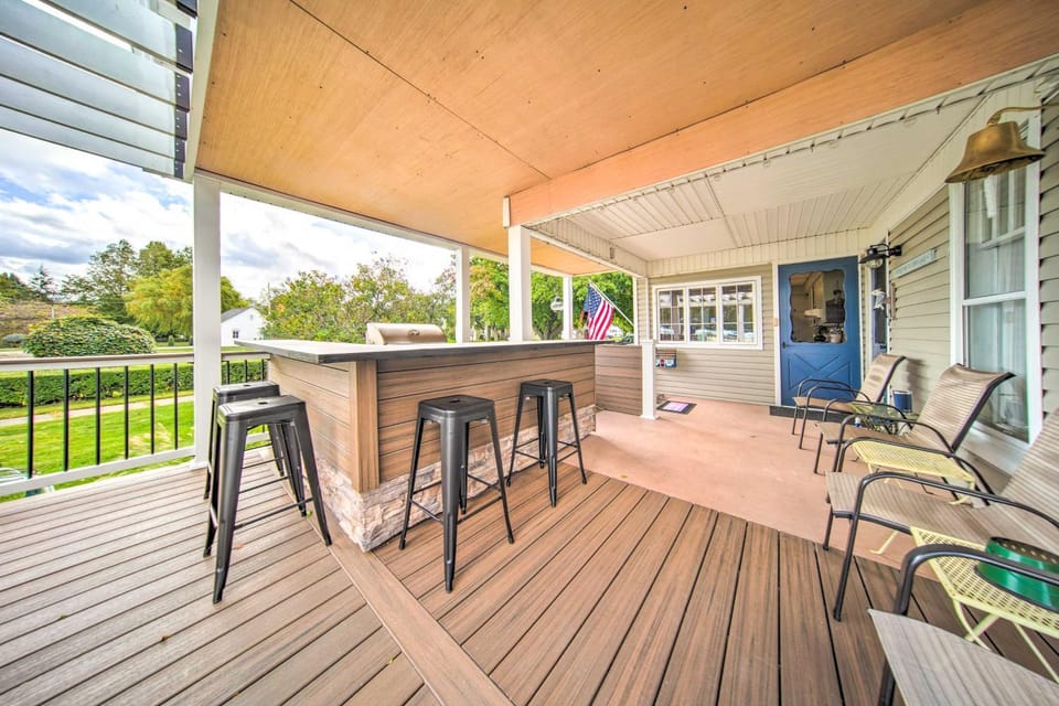 Private Waterfront Lake Erie Home with BBQ Patio House in Lake Erie